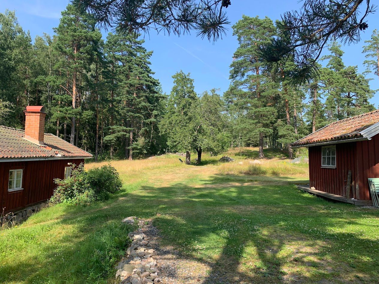 Stuga nära hav och bad. Roddbåt, egen brygga. – bild 19 av 24