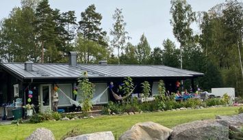 Hus med sjöutsikt och nära skog.