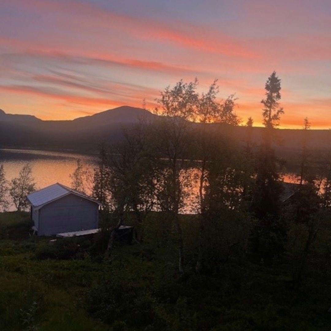 Stuga med fjäll- och sjöutsikt, bastu, och kamin – bild 17 av 24