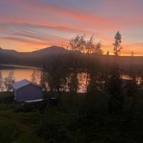 Drömstuga i Marsliden -sjöutsikt, bastu, och kamin
