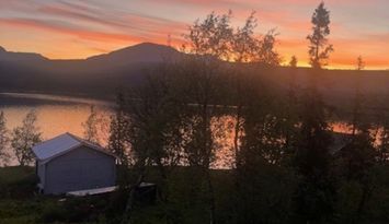 Drömstuga i Marsliden -sjöutsikt, bastu, och kamin