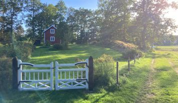 Charmig stuga med sjöutsikt i Småländsk byidyll