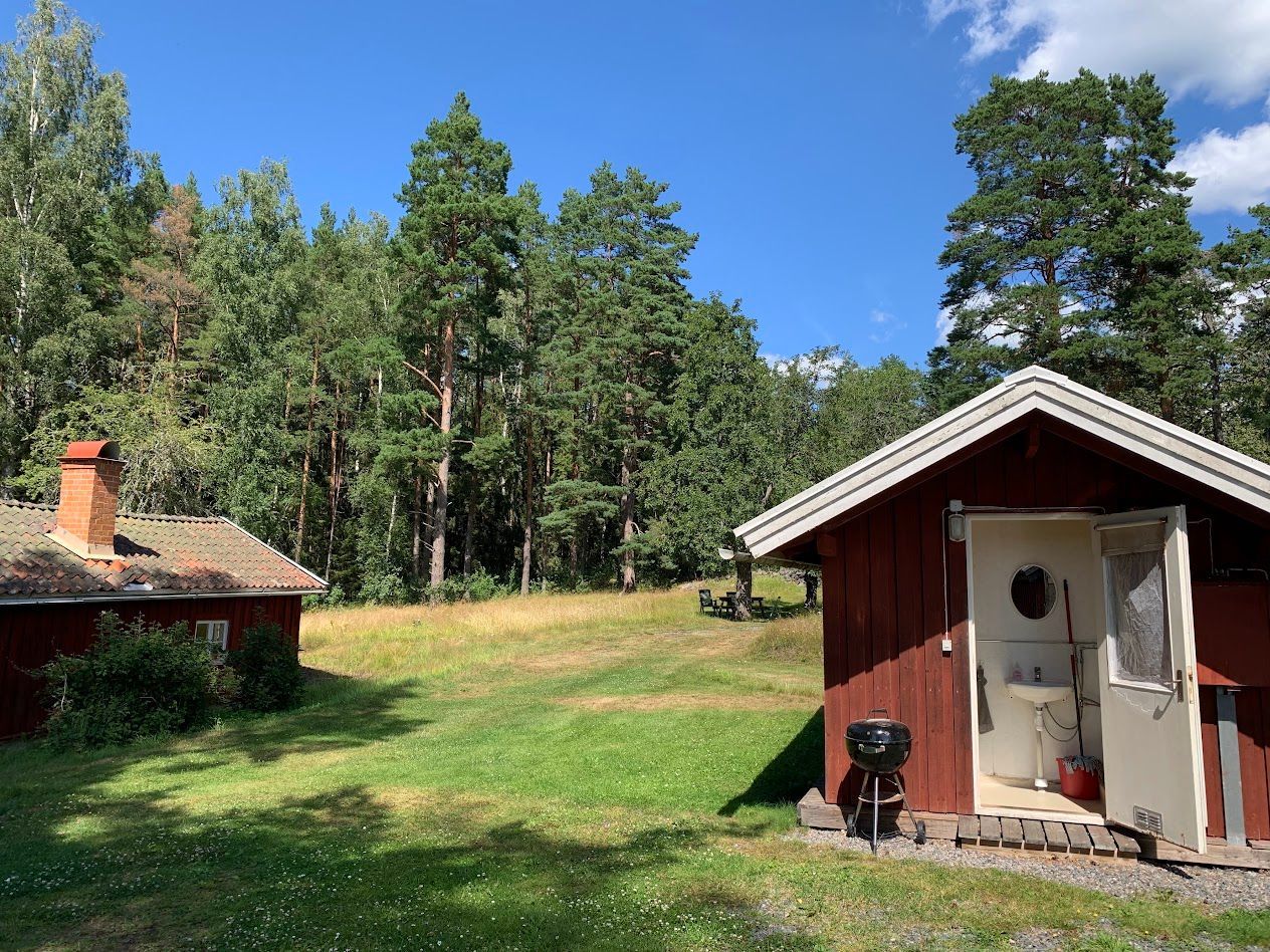 Stuga nära hav och bad. Roddbåt, egen brygga. – bild 16 av 24