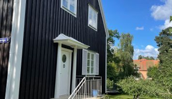 Stor villa ett stenkast från stranden i Äppelviken