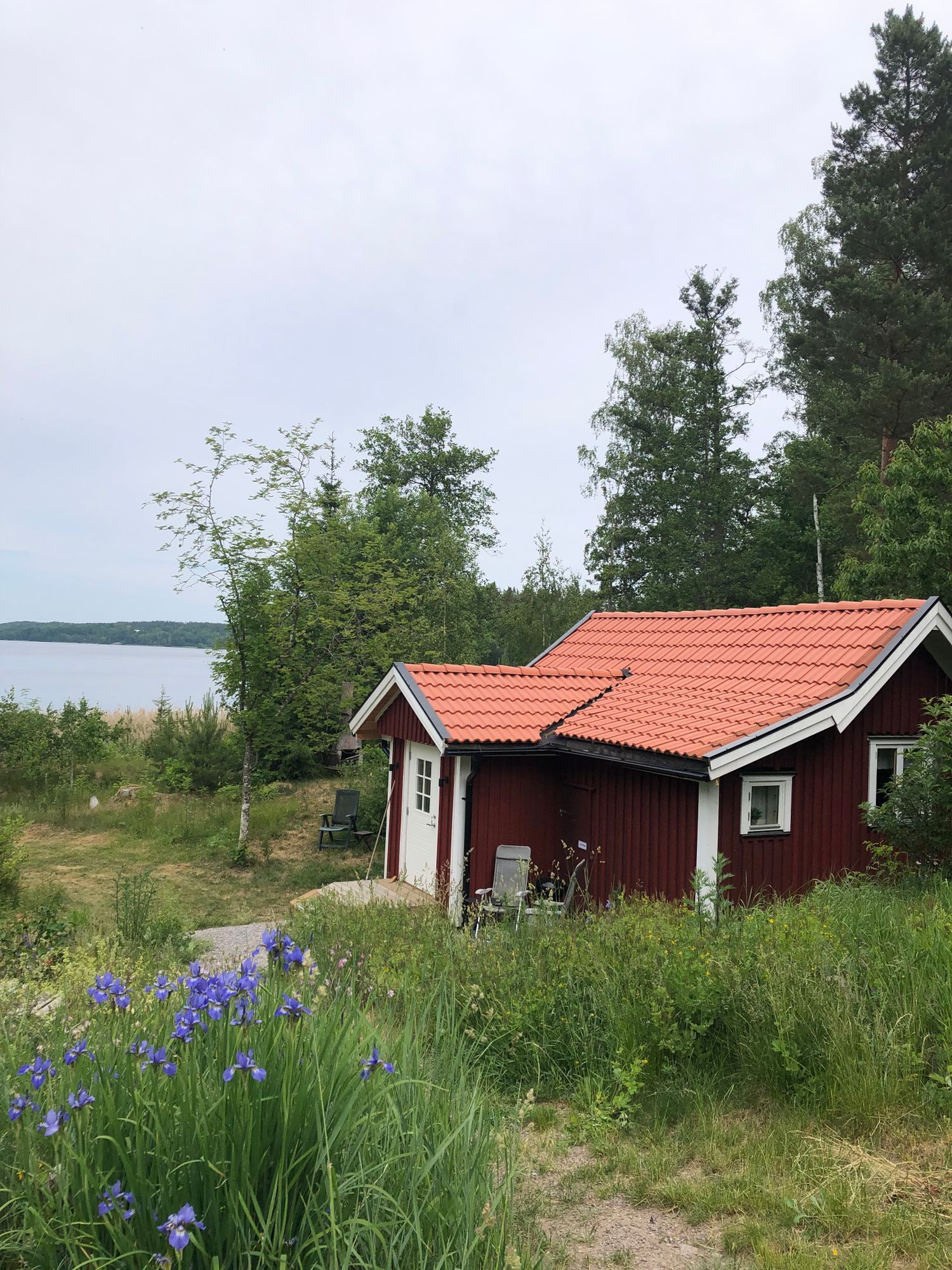Liten stuga på standen av insjö – bild 14 av 14