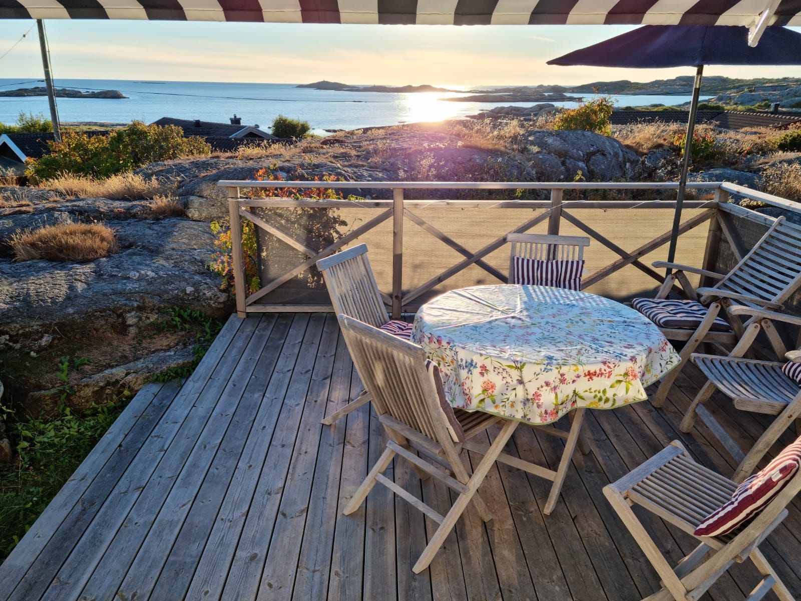 Lugnt belägen stuga i hjärtat av Lappesand, Hönö – bild 3 av 13