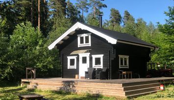 Sjönära stuga, med strand och båt