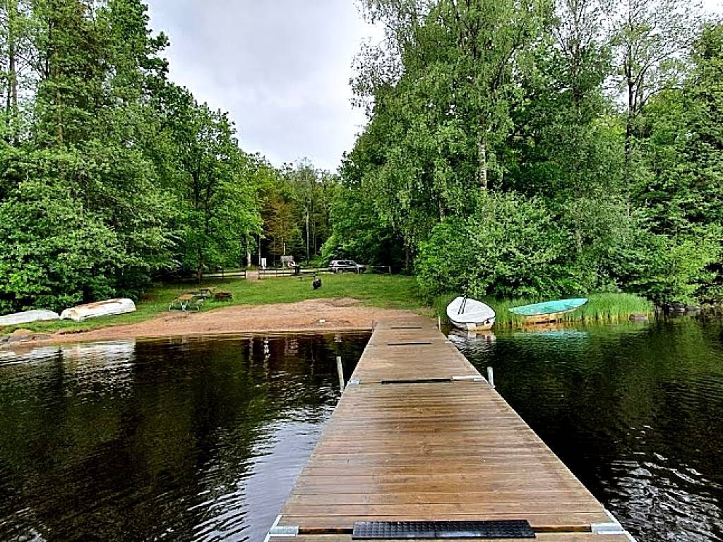 Mysig stuga mitt i bokskogen och stenkast från sjö – bild 24 av 24