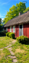 Charmig stuga i genuin och naturskön miljö