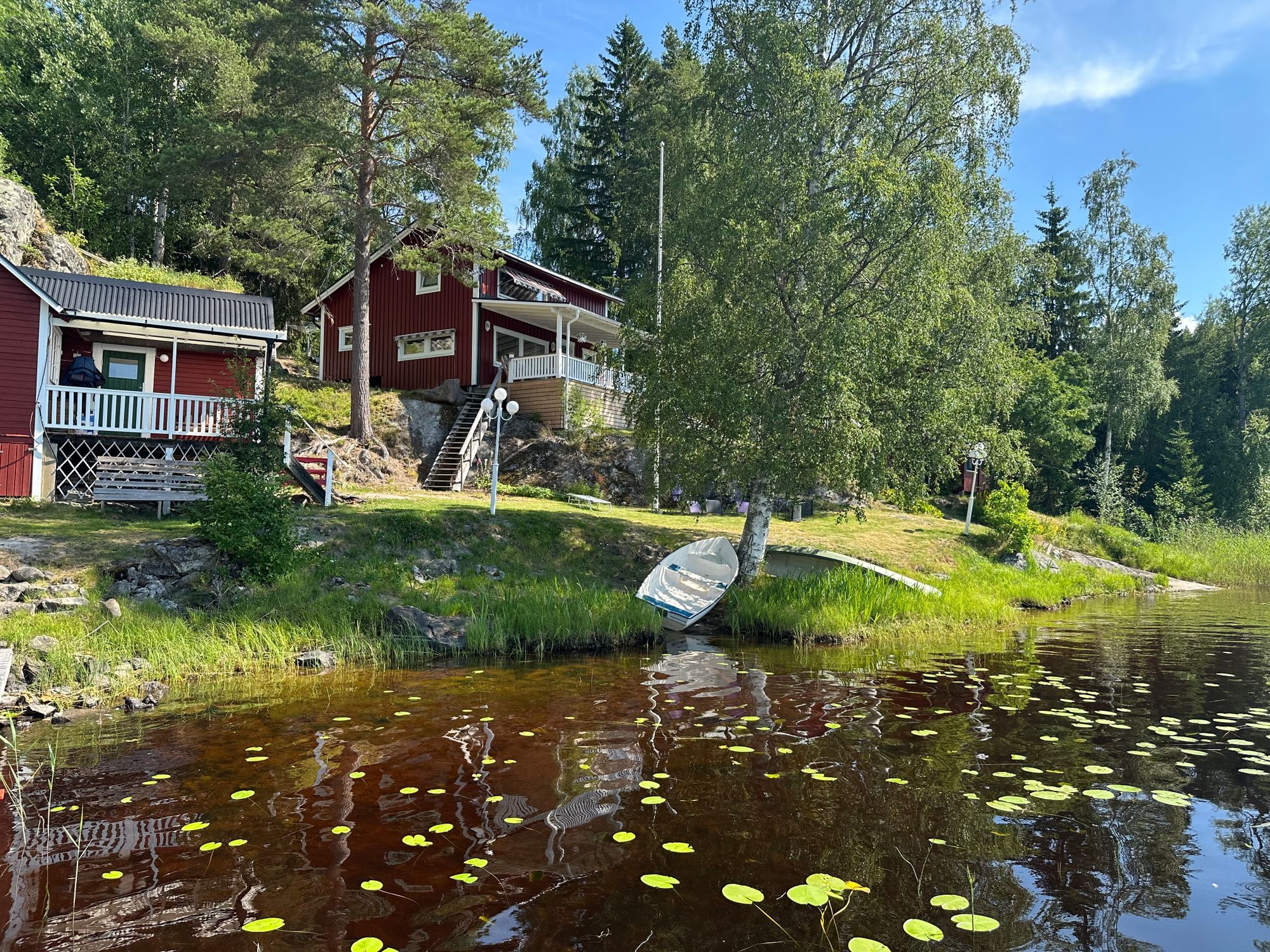 Stuga med sjötomt – bild 8 av 24