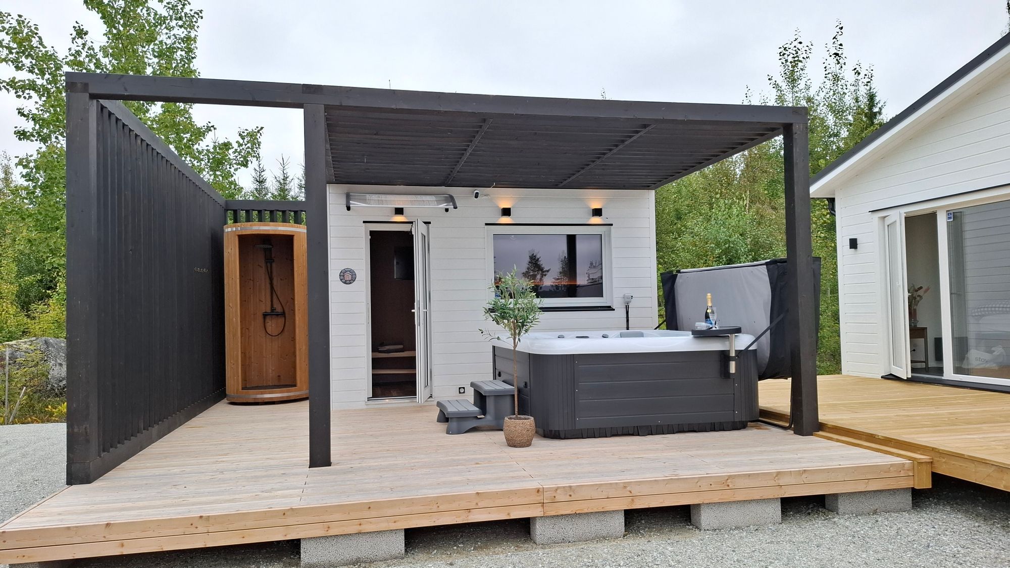 Modern Stuga med sjöutsikt, spa anläggning – bild 2 av 24