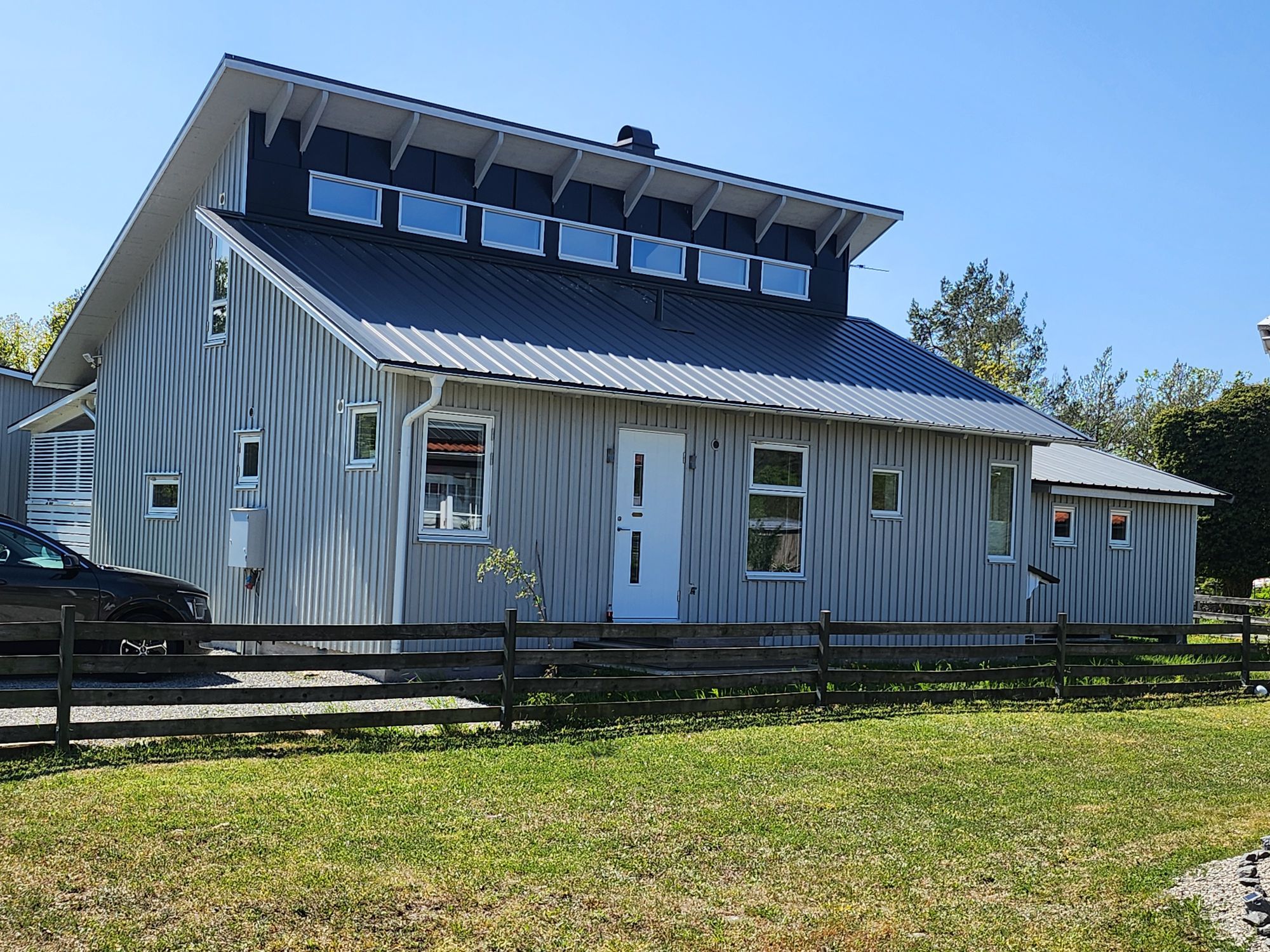 Arkitektritat modernt funkishus i Byxelkrok