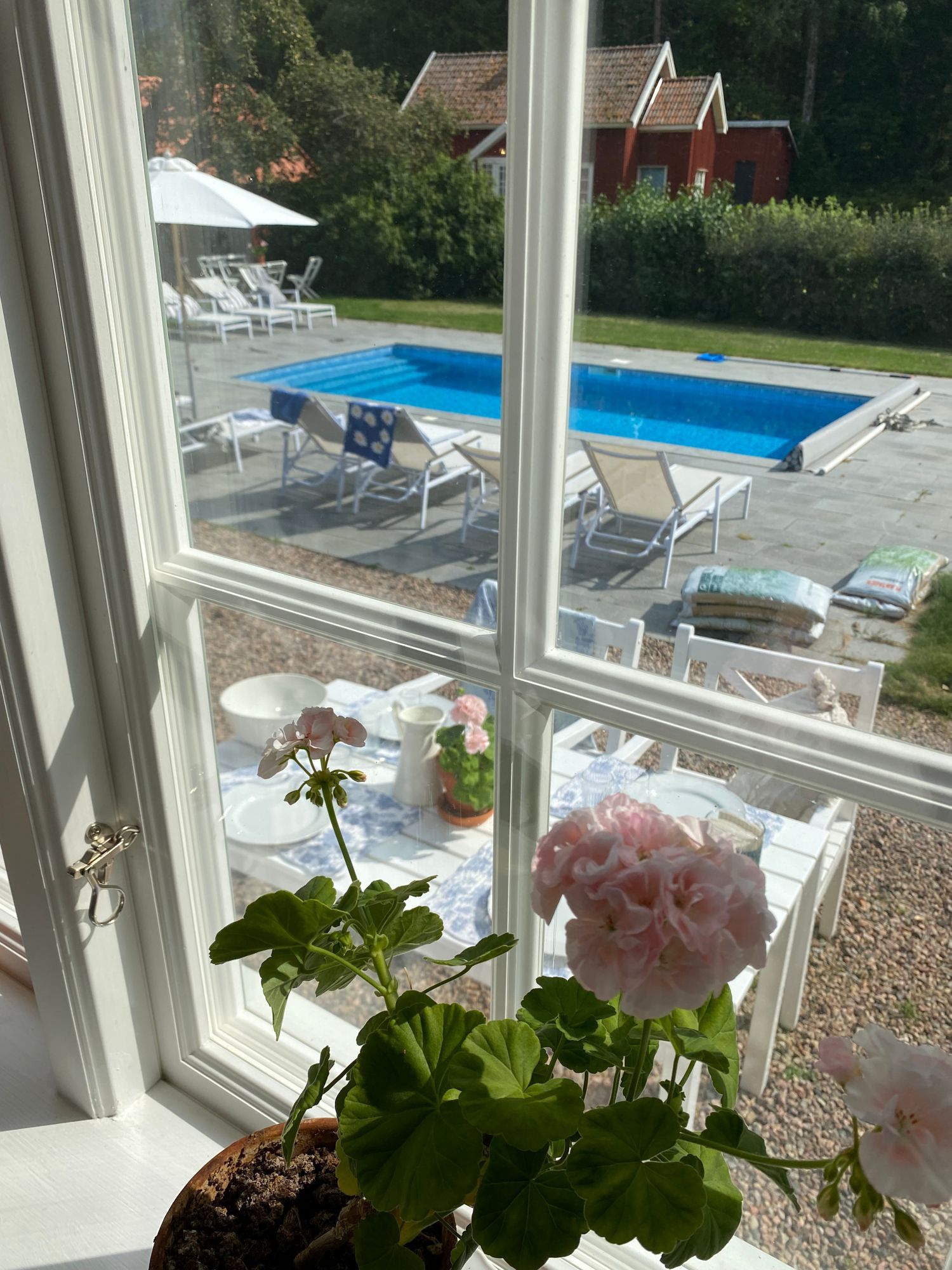 Privat sekelskiftespärla med pool och tennisbana – bild 14 av 24