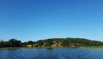 Mysigt stuga på privatägd ö mitt i naturen