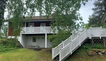 Hus vid Mälaren med närhet till golfbanor