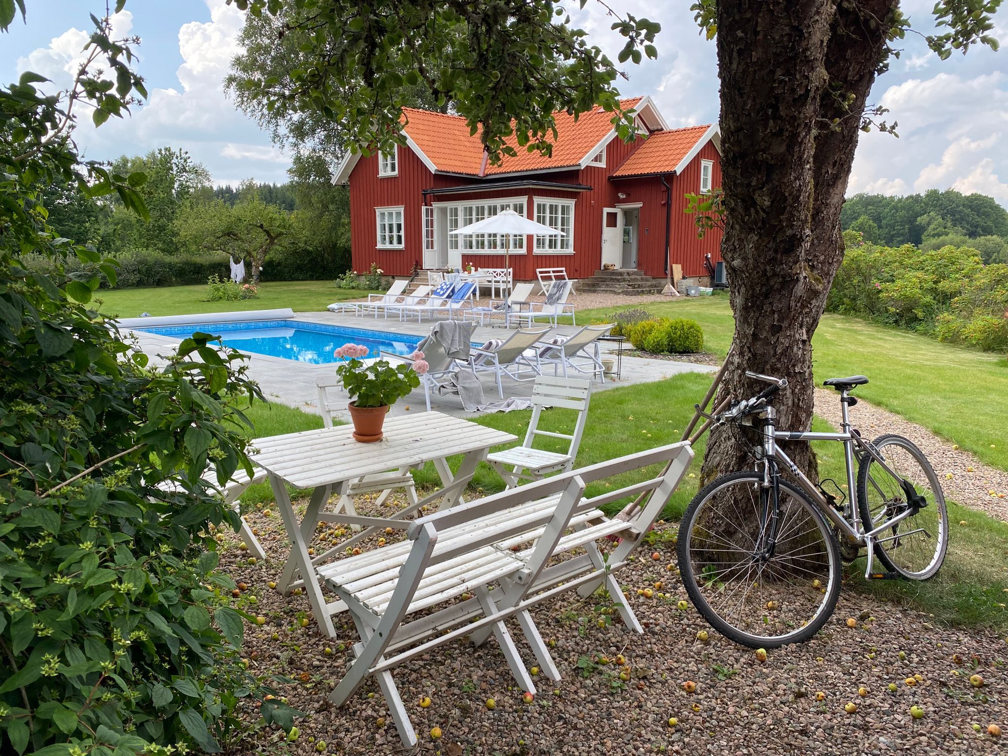 Privat sekelskiftespärla med pool och tennisbana – bild 5 av 24
