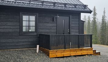 Stuga med loft i härliga Storhogna