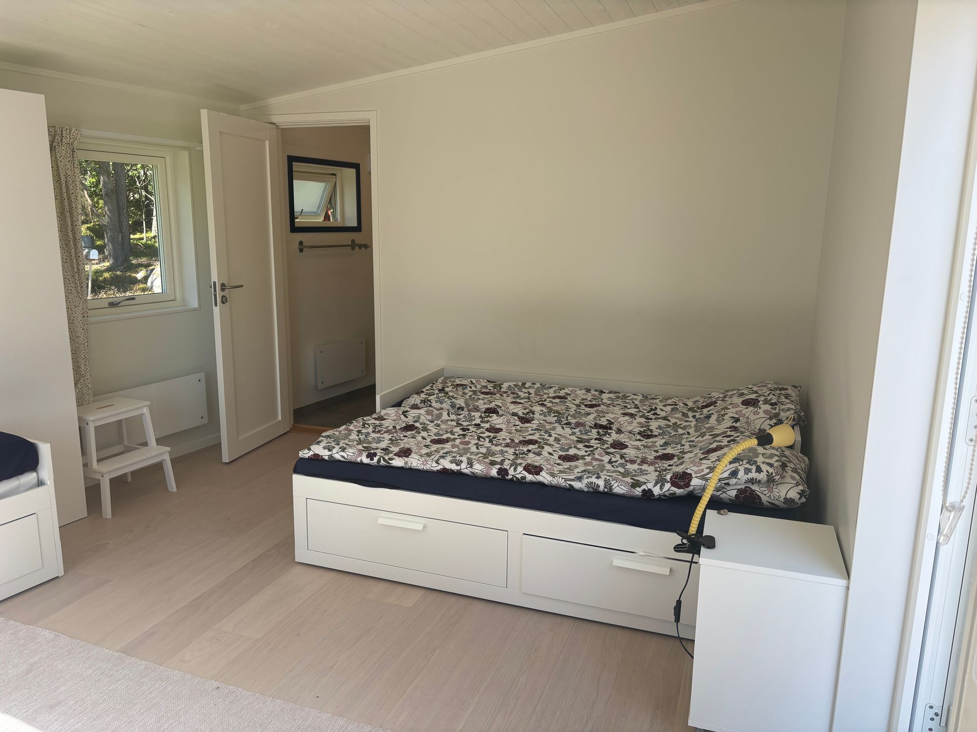 Arkitektritad stuga med havsutsikt nära Grebbestad – bild 24 av 24