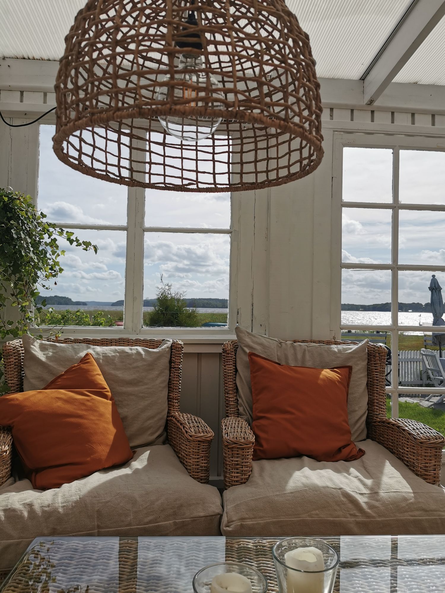 Stuga med strandtomt – bild 3 av 13