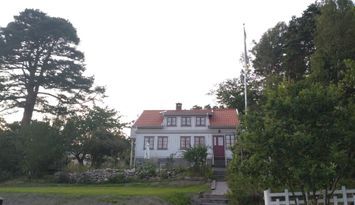 Gamalt vackert hus med egen strand