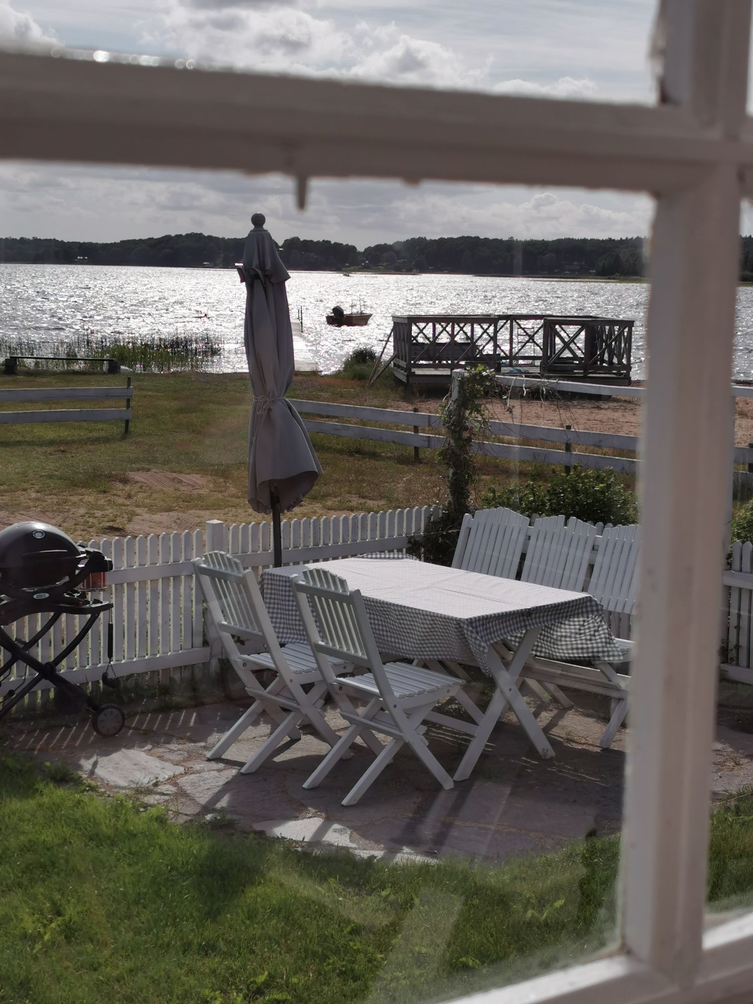 Stuga med strandtomt – bild 4 av 13