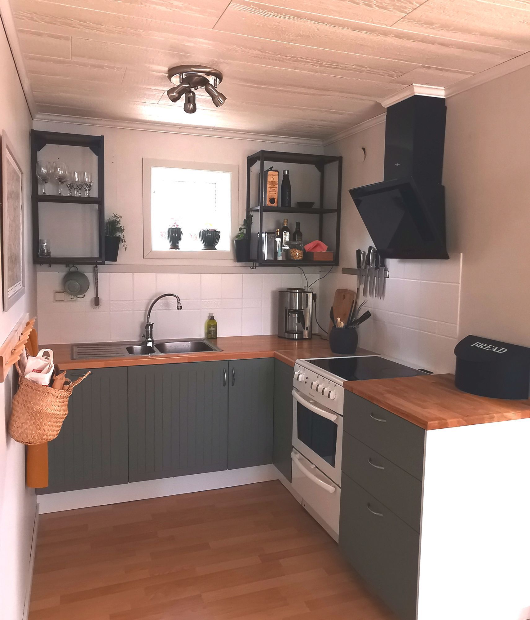 Stuga med strandtomt – bild 6 av 13