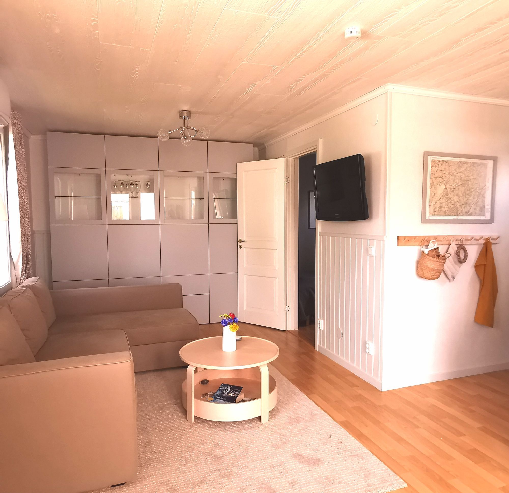 Stuga med strandtomt – bild 10 av 13