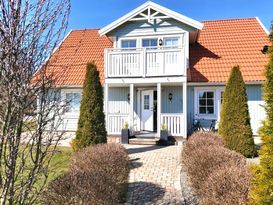 Spacious villa med bastu och julstämning vid sjön