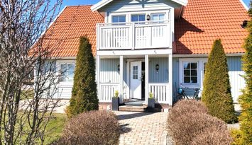 Spacious villa med bastu och julstämning vid sjön