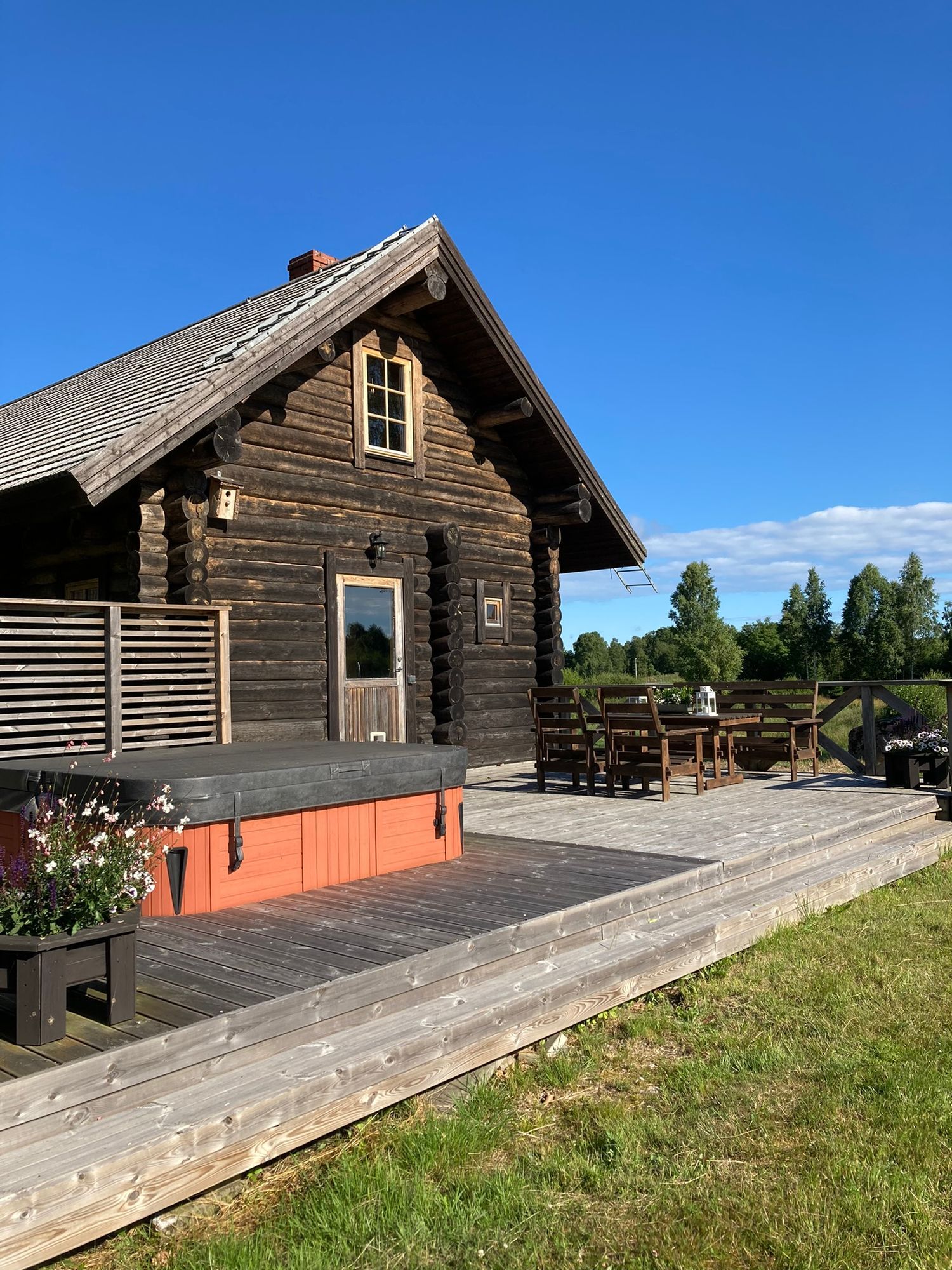 Timmerstuga med jacuzzi vid stor damm – bild 3 av 12