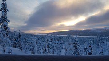 Mysig stuga med fin utsikt över sjö och fjäll