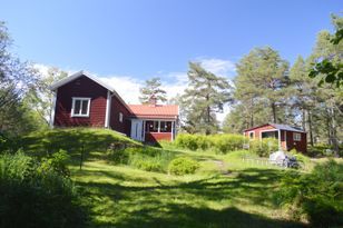 Flåsjön Stavsnäs. Seeblick auf Waldgrundstück