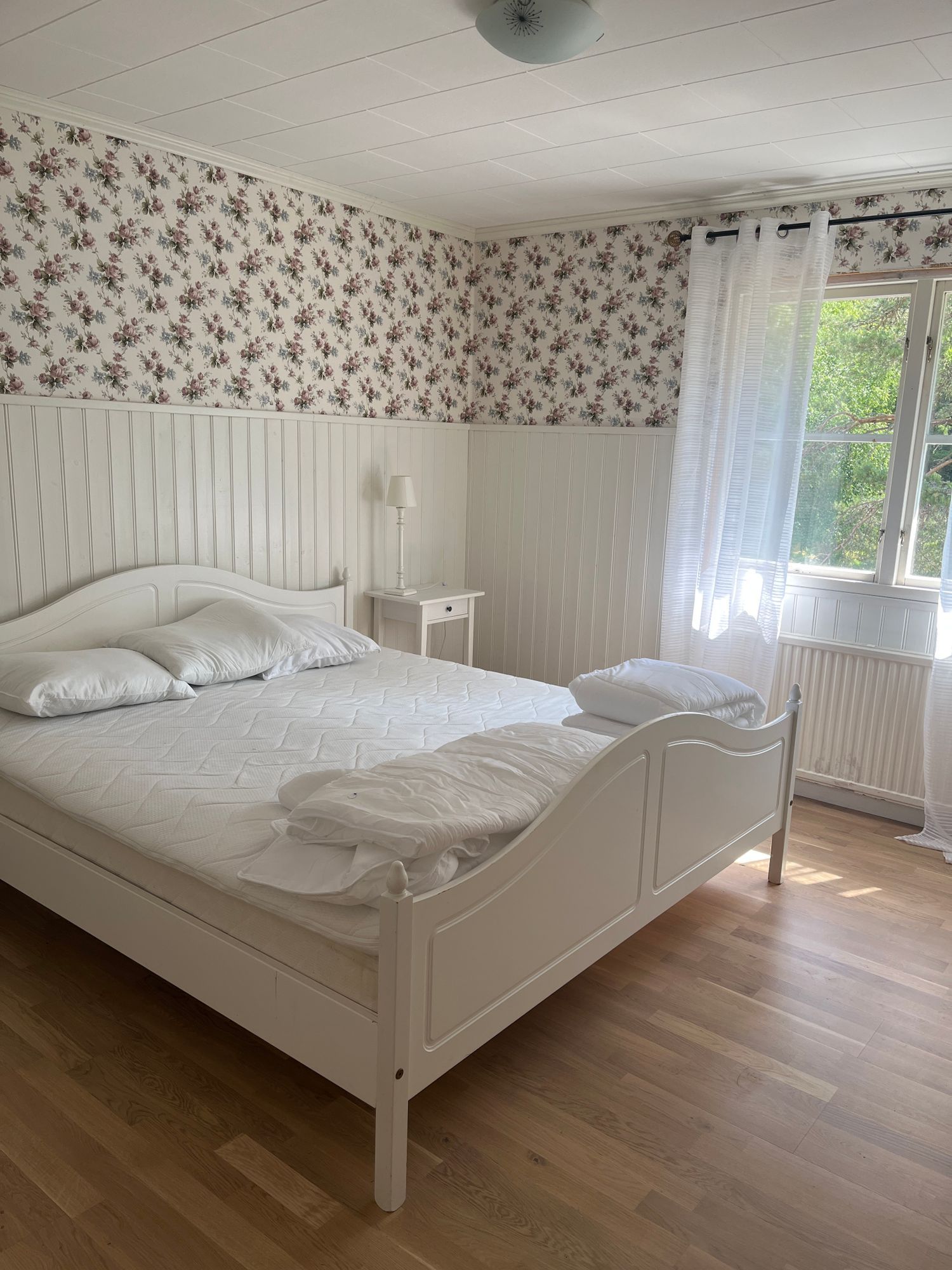 Rymligt hus på landet bredvid damm med egen brygga – bild 22 av 24
