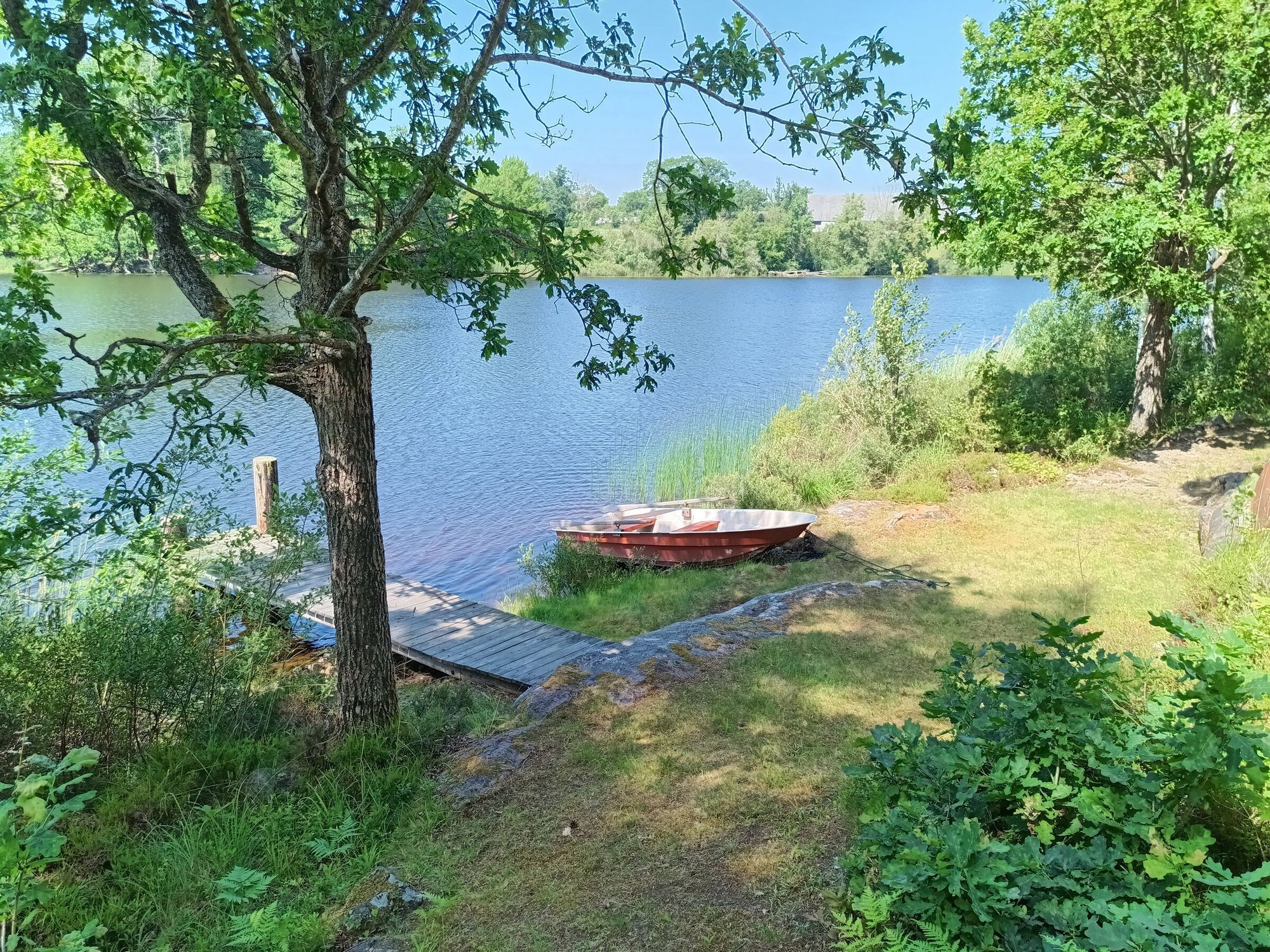 Enskilt belägen sommarstuga med egen strand – bild 3 av 14