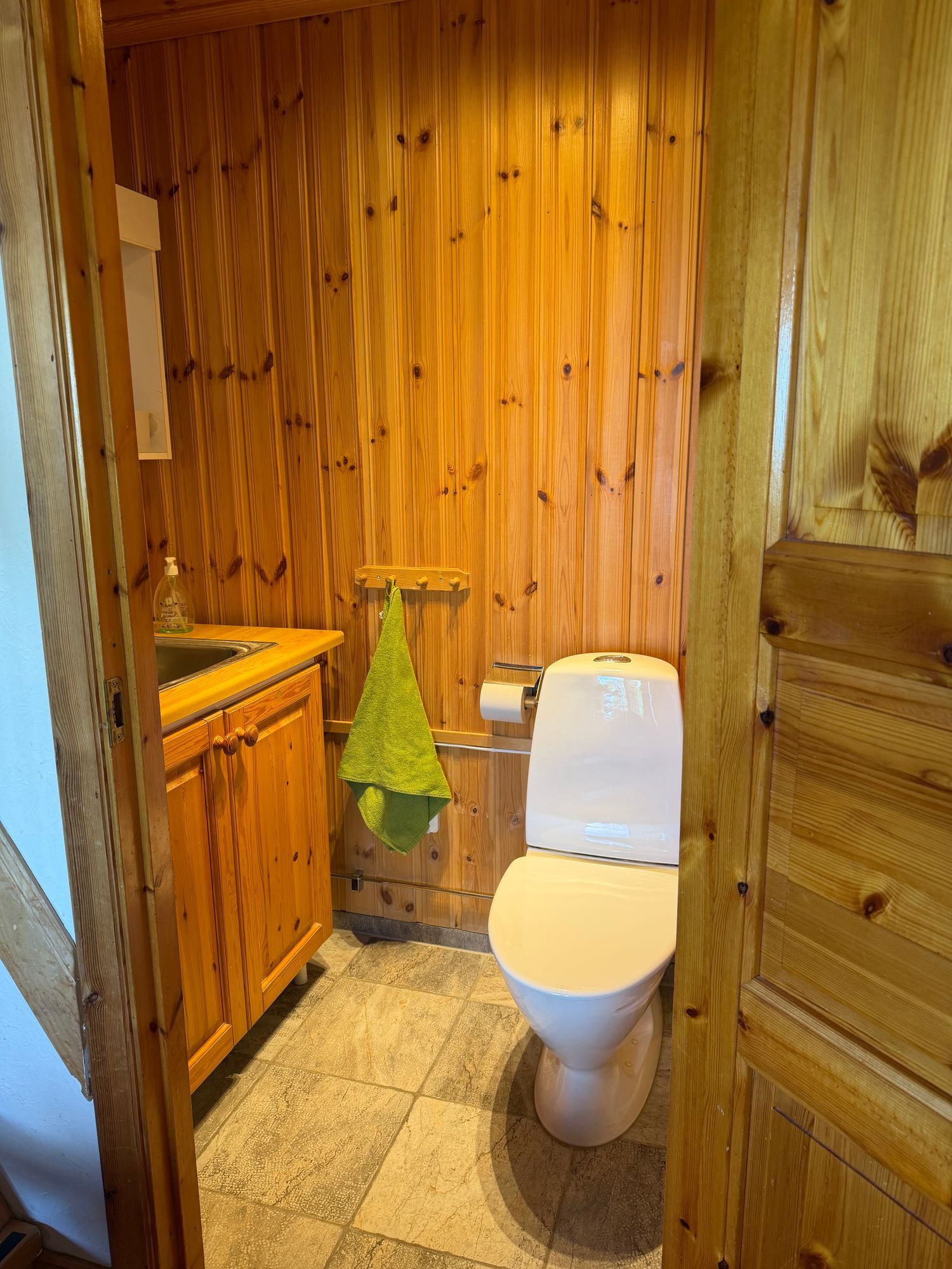 10 bäddar mitt i backen ski in ski out. HUS B – bild 12 av 16