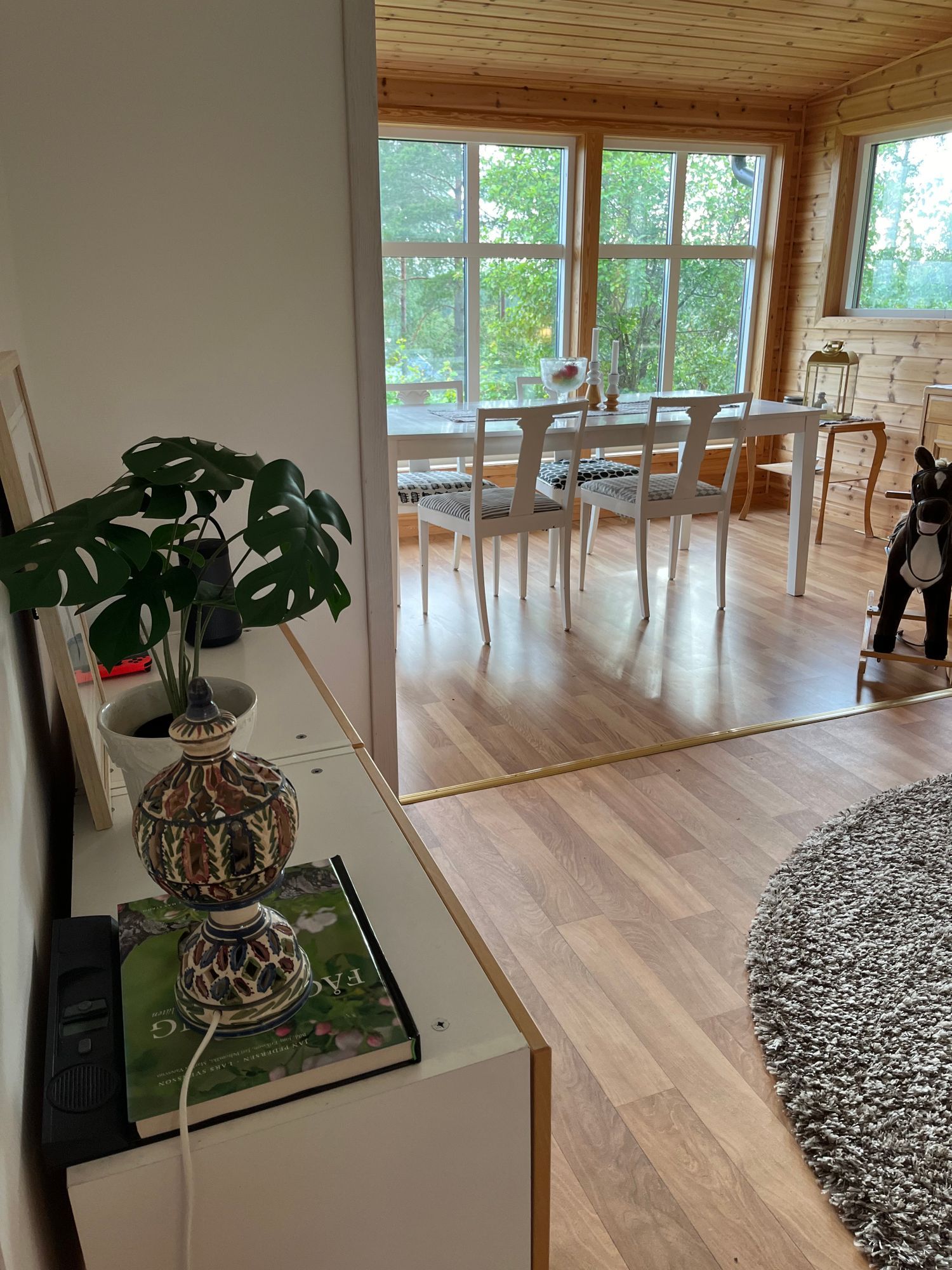 Mysig stuga med fantastisk sjöutsikt – bild 7 av 24