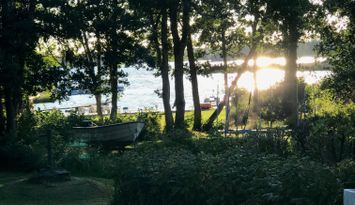 Stuga i skärgården med sjöutsikt uthyres
