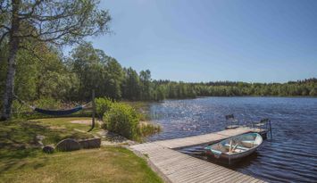 Litet paradis med egen strand,brygga,båt,bastu