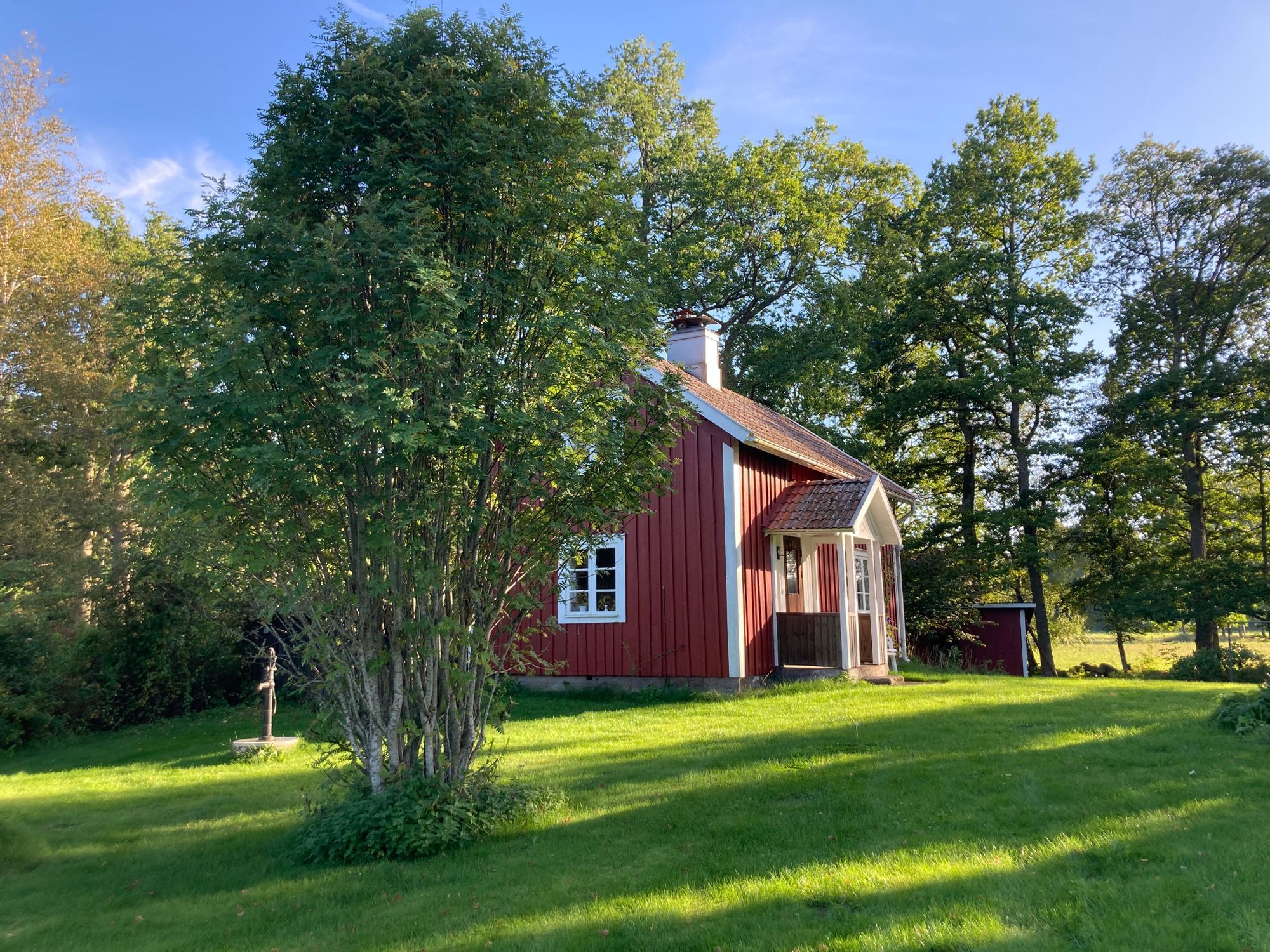 Charmig stuga med sjöutsikt i Småländsk byidyll – bild 2 av 20