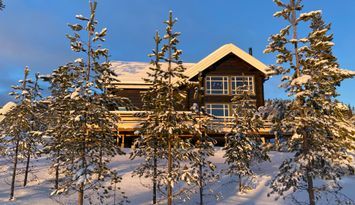 Villa Fjällsaga, timmerhus med ski-in/ski-out läge