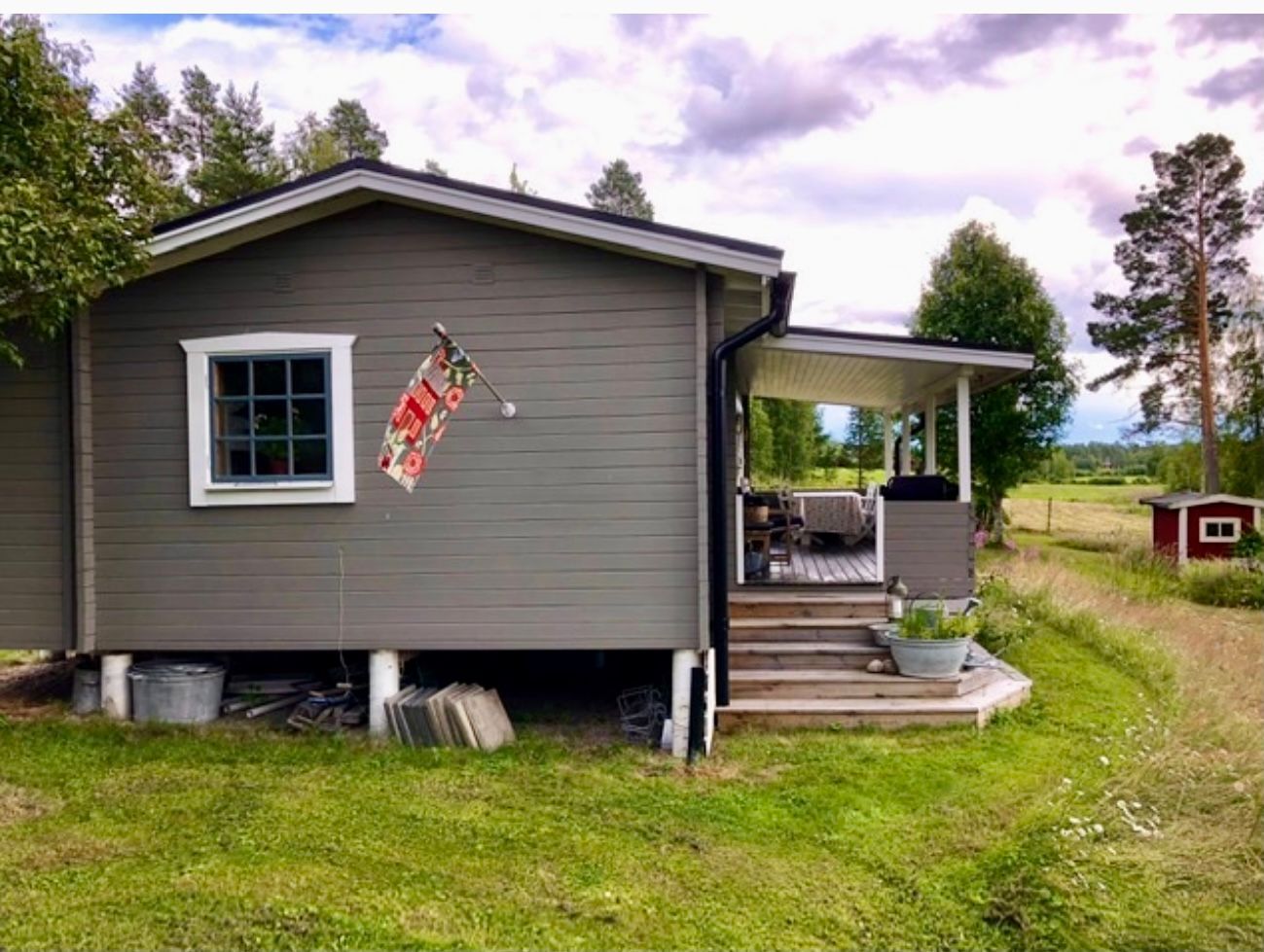 Trivsam stuga nära skog, sjö och stränder