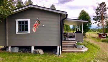 Trivsam stuga nära skog, sjö och stränder