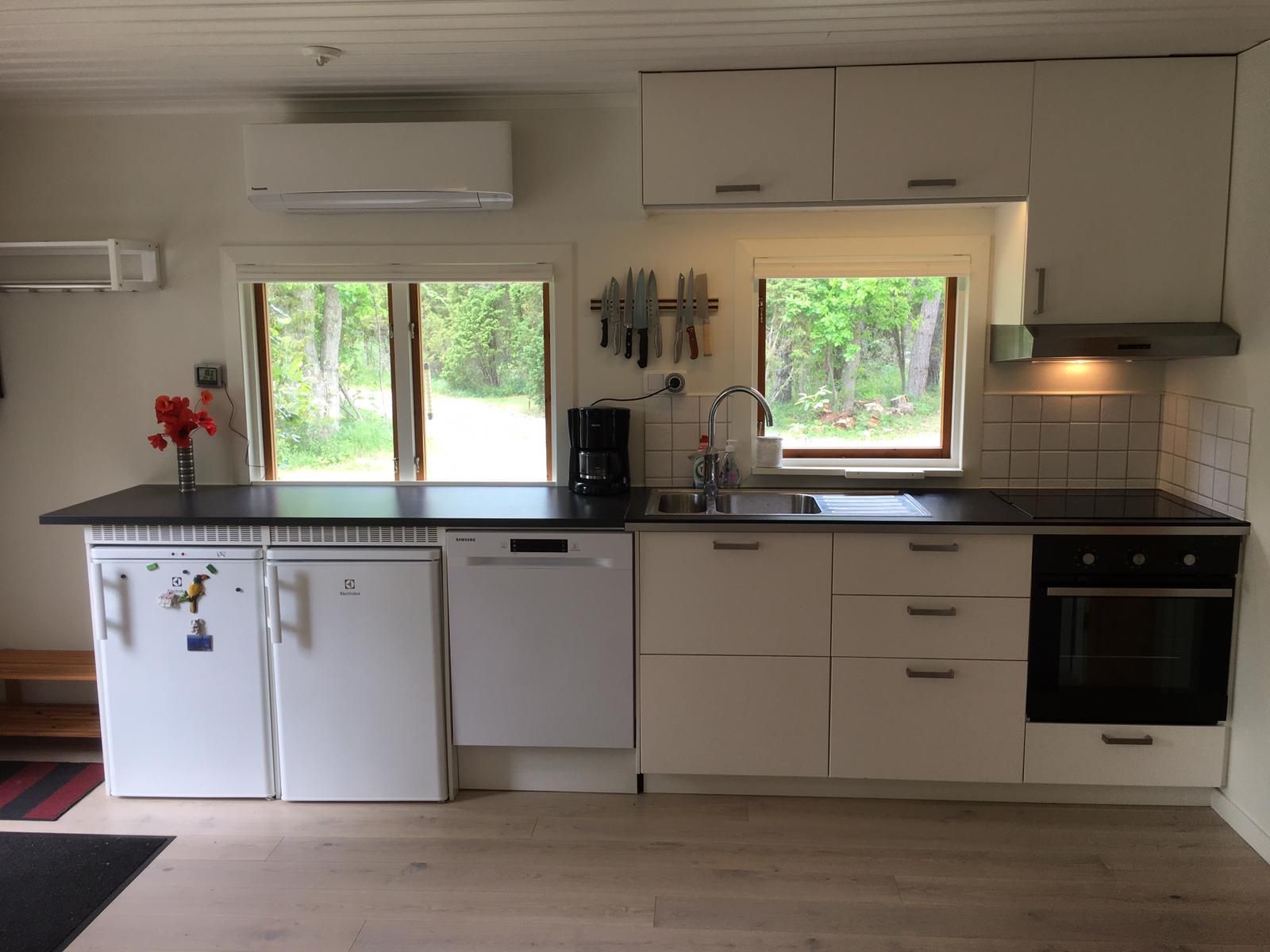 Mysigt skogshus nära havet med elbilsladdning – bild 6 av 19