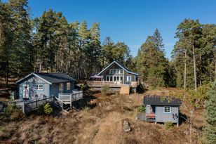 Gediget hus på ö i Stockholms södra skärgård