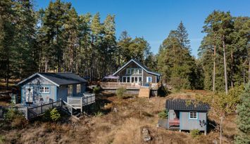 Gediget hus på ö i Stockholms södra skärgård