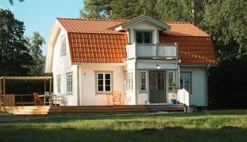 Vackert hus vid idylliska Väddö kanal