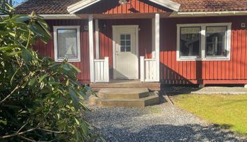 Enkel sommarstuga i åkulla bokskog