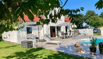 Havsnära poolvilla på Österlen