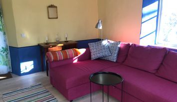 Stenhus nära hav och natur i Kappelshamn