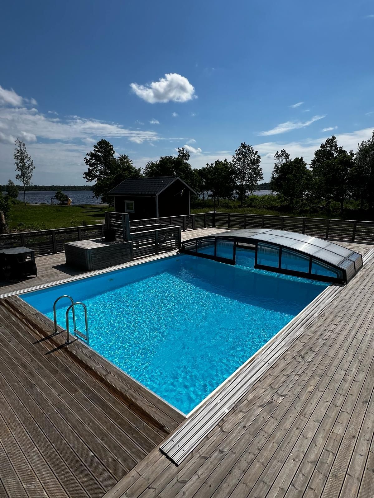 Semesterhus vid sjön med pool och elbåt – bild 9 av 24